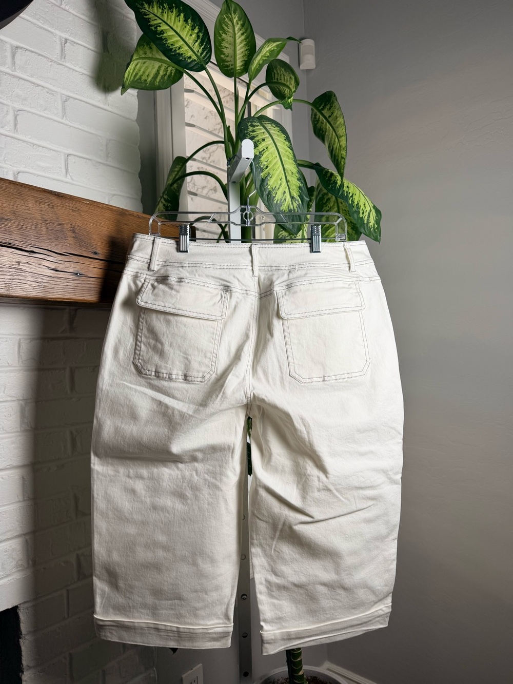 Flamingals Solid Flap Pocket Roll Hem Mid Rise Straight Leg Capri Shorts - Picture 9 of 10